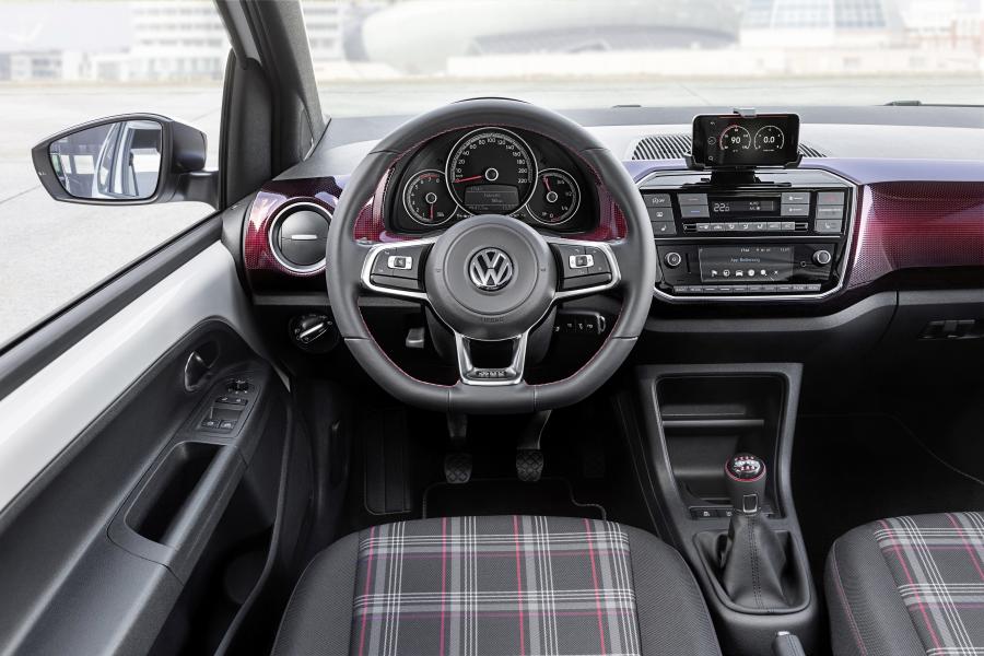 Торпедо Volkswagen up! GTI Concept 2017 года  (фото 7 из 19)
